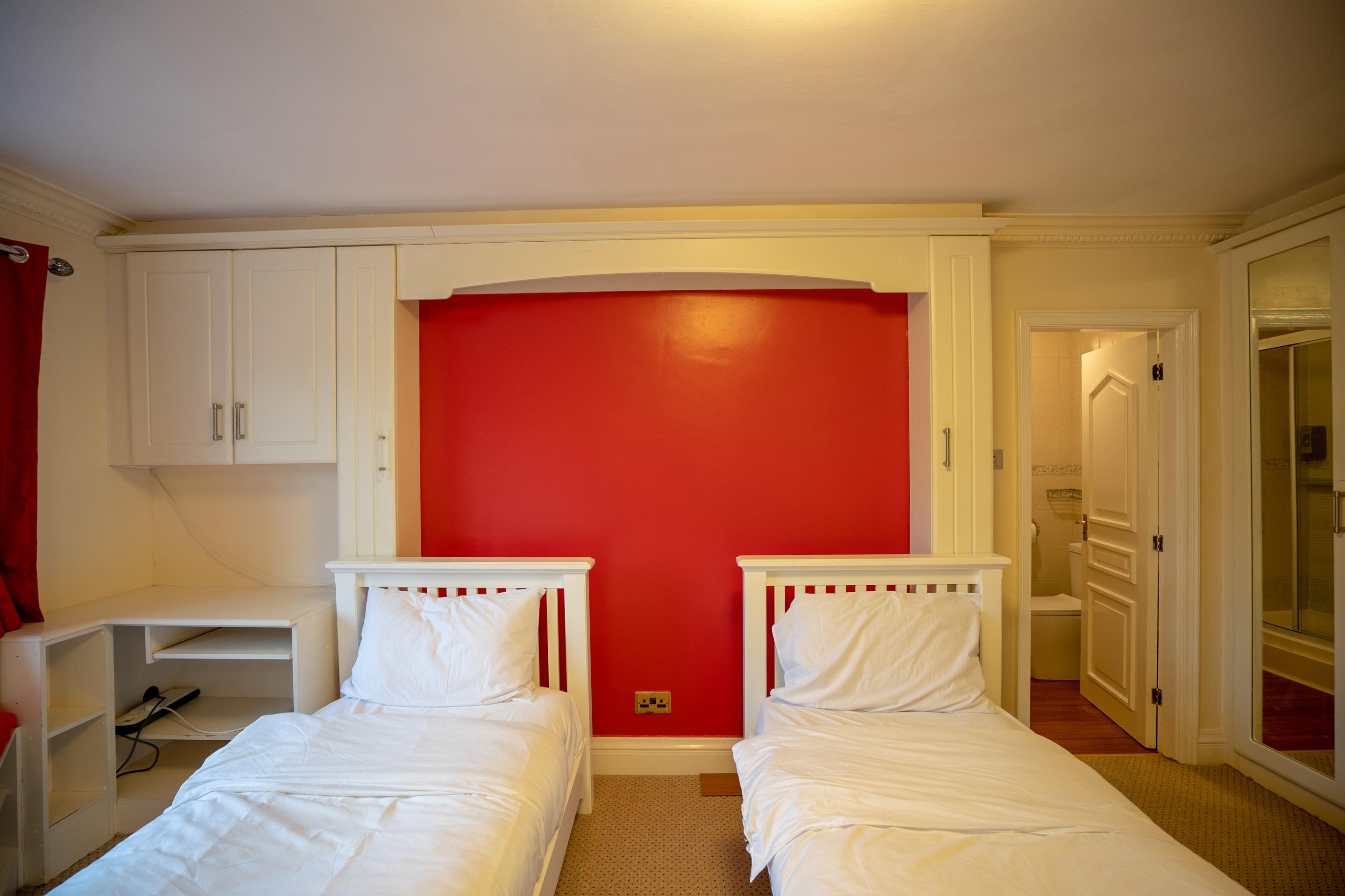 Oyo Oakcroft Guest House Manchester Airport Ringway Exterior photo