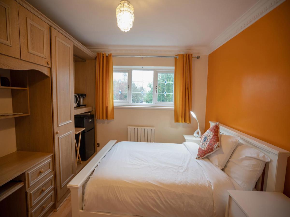 Oyo Oakcroft Guest House Manchester Airport Ringway Exterior photo