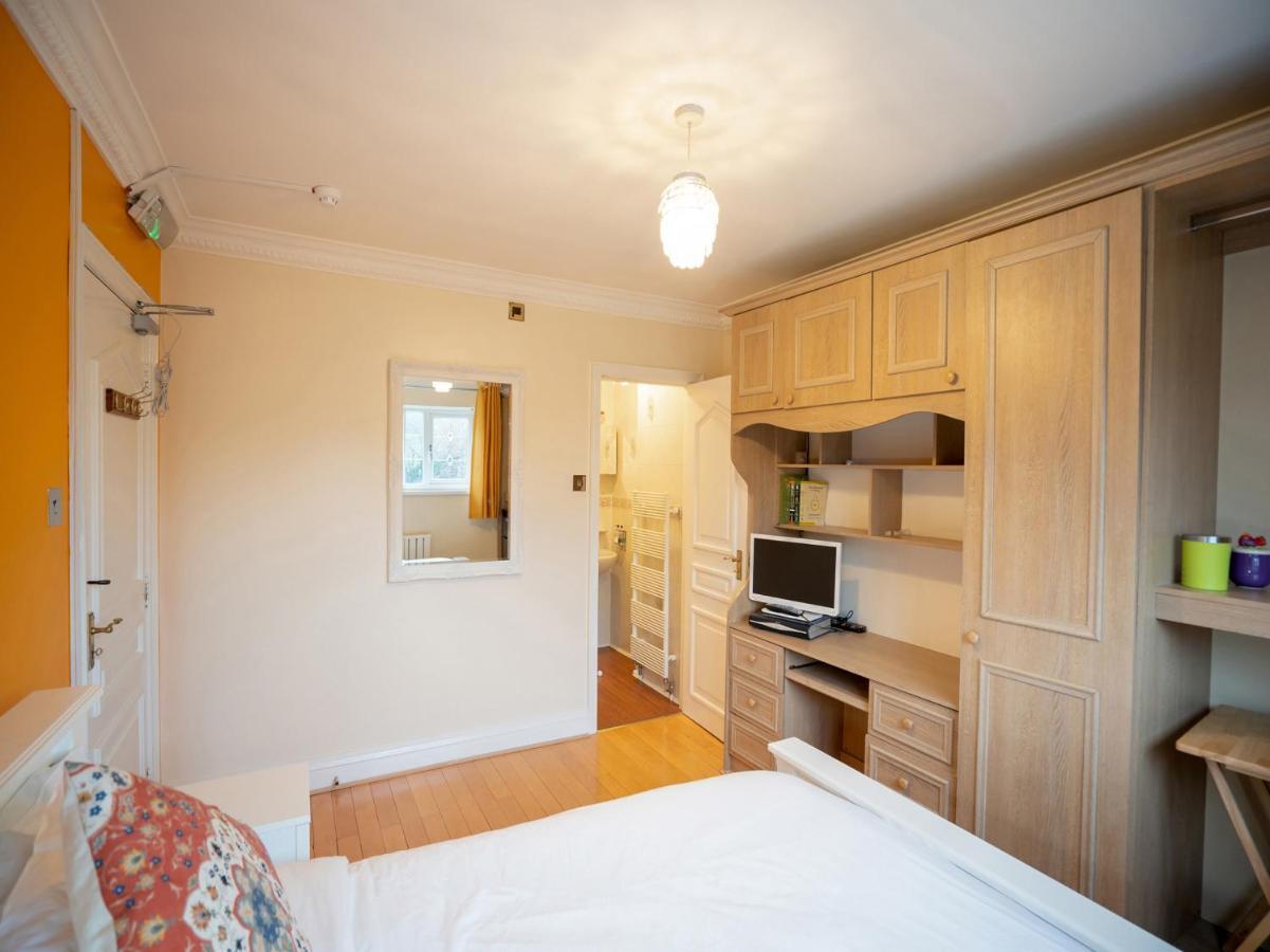 Oyo Oakcroft Guest House Manchester Airport Ringway Exterior photo